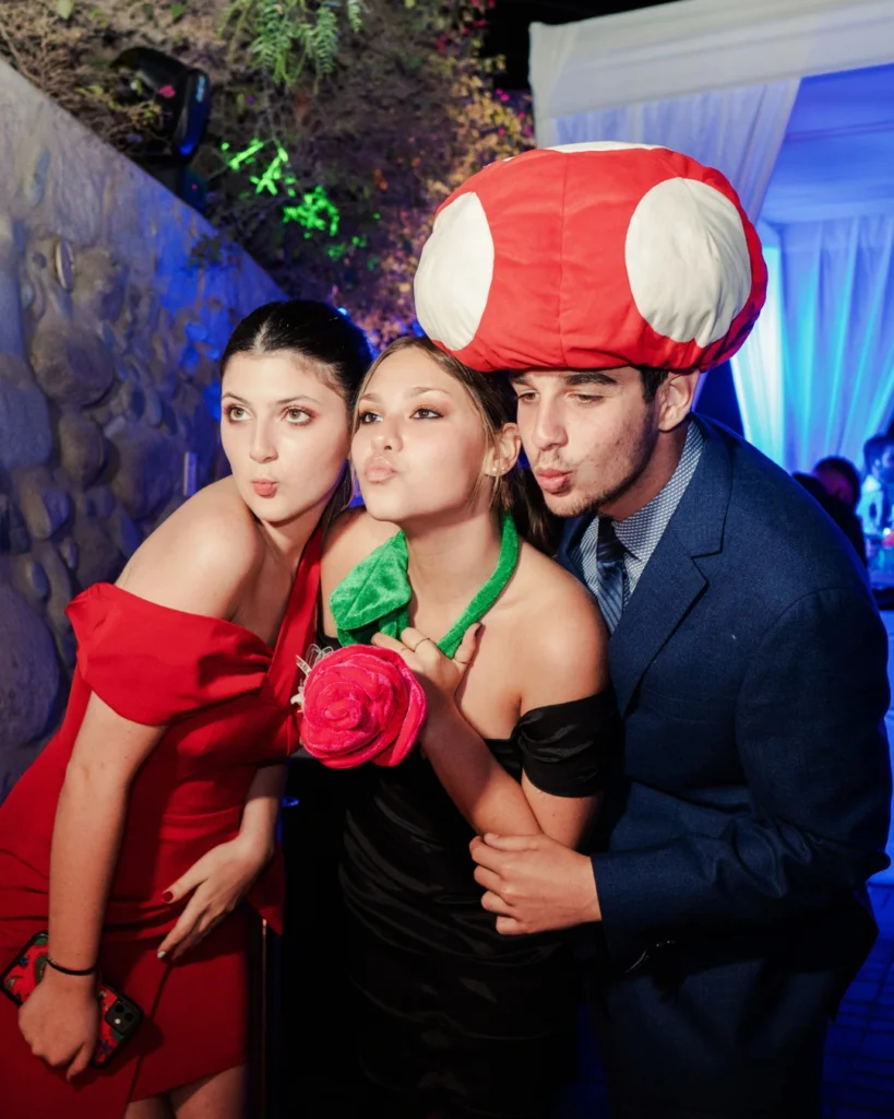 Estudiantes de promoción en fiesta temática en Lima