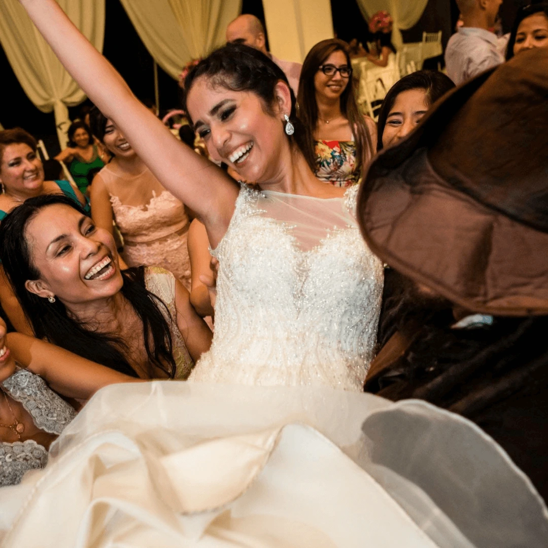 show-hora-loca-bodas-lima Novia siendo levantada por sus invitados durante el show de hora loca en su boda en Lima