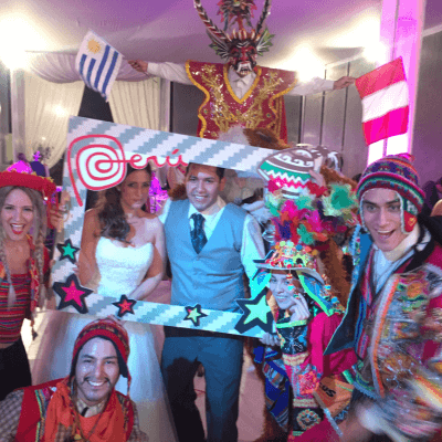 Show de hora loca peruana en una fiesta de boda con luces y música en Lima