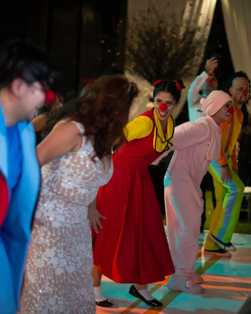 Bailarines entreteniendo boda con temática de Pataclaun