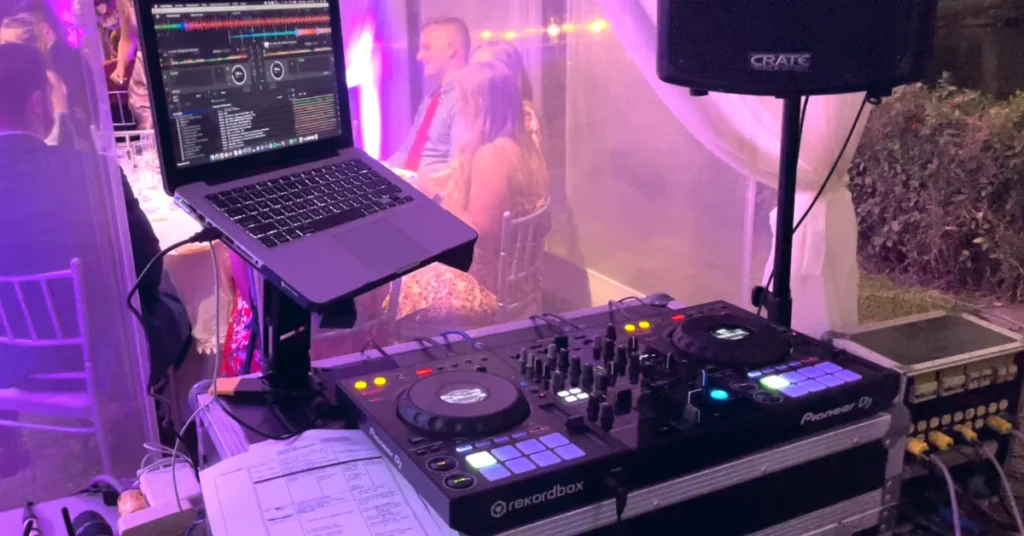 Dj manejando la pista de sonido en evento empresarial