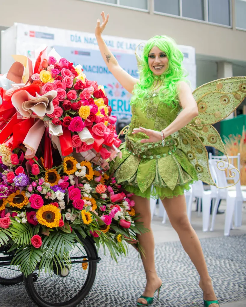 Personaje de bienvenida hada mujer para la feria de las flores